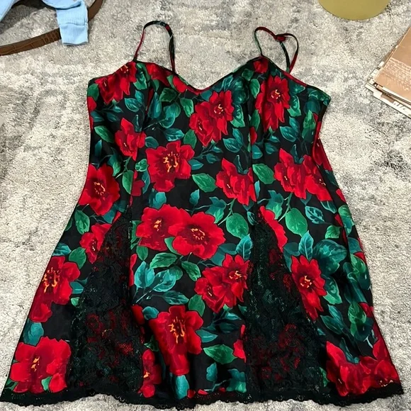 *3 for $20 Vintage Victoria Secret lingerie/gown size large - Picture 1 of 3